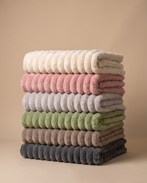 Les six coloris du plaid Pelage, pliés et empilés